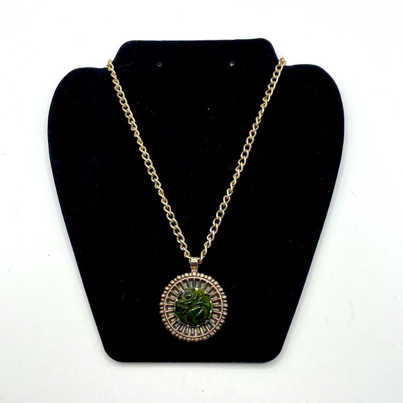 Carved Green Bakelite Necklace Vintage on Silvertone Chain - Picture 10 of 10